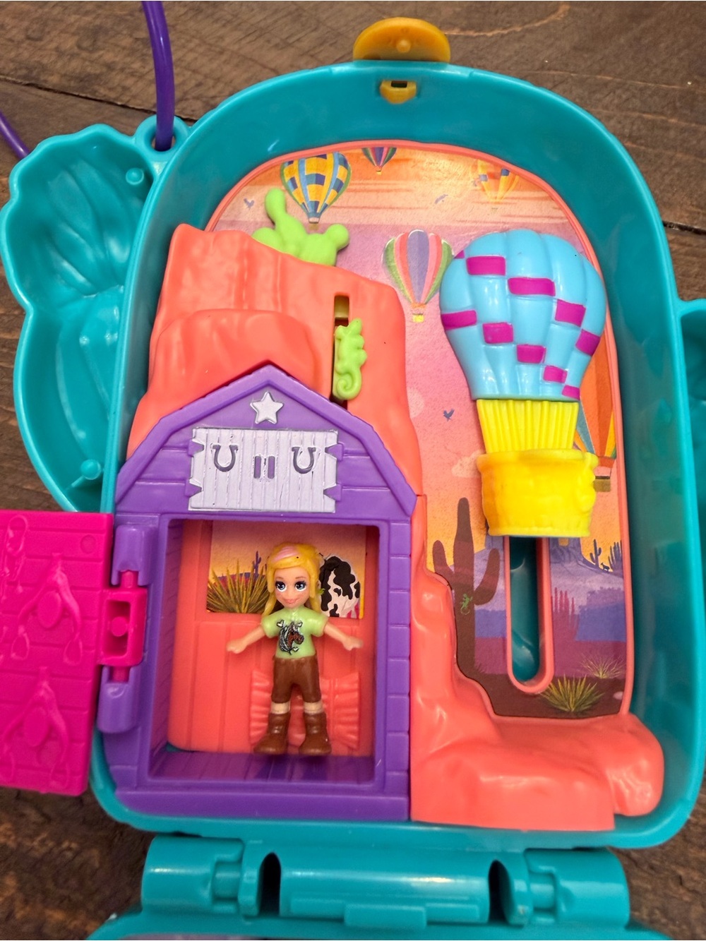 Mattel Polly Pocket Cactus Cowgirl Ranch Compact 2019 GKJ46 Case & Original Doll - Picture 2 of 12